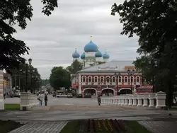 Успенская площадь и купола Богоявленского собора