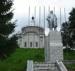Памятник Ленину и Никольский собор