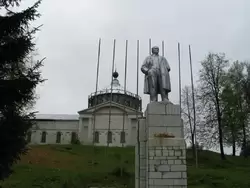 Никольский собор и памятник Ленину в Мышкине