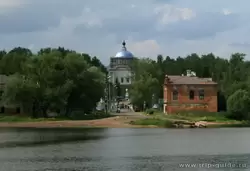Вид на Никольский собор и памятник Ленину
