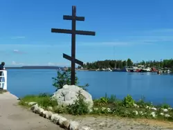 Поклонный крест у Владимировской бухты