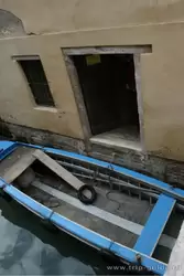 Лодка для перевозки товаров в Венеции