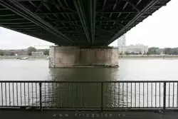 Под мостом Hohenzollernbrucke