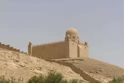 Мавзолей Ага-хана на левом берегу Нила, напротив Асуана