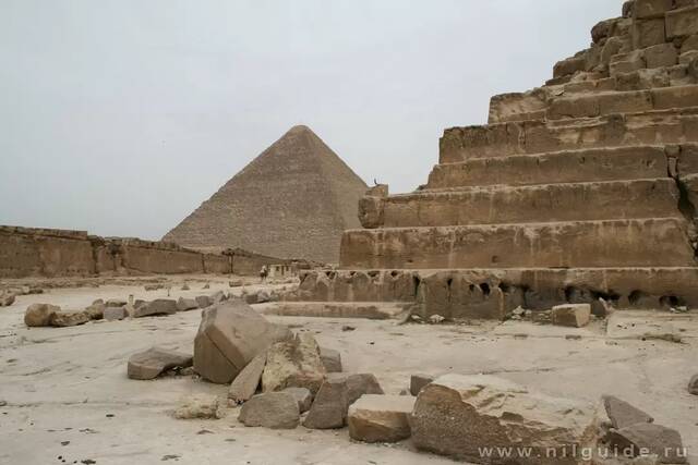 Подножие пирамиды Микерина и пирамида Хеопса