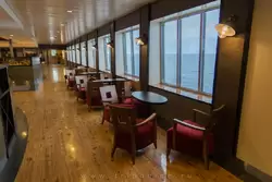 Столики с панорамными окнами в кафе Promenade