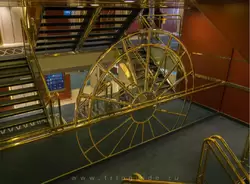 Оформление лестницы зеркалами в виде колеса парохода