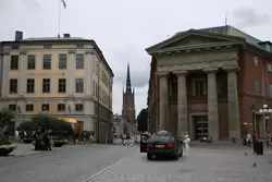 Вид на церковь Риддархольмена (<span lang=sv>Riddarholmskyrkan</span>)