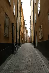 Узкая и крутая улочка в старом городе Стокгольме