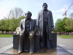 Памятник Марксу и Энгельсу