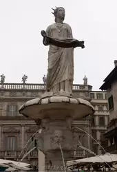 Фонтан «Мадонна Верона» — центром является древнеримская статуя 4-го века, руки и голова добавлены в 14-м веке