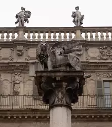 Крылатый лев на колонне Святого Марка в Вероне