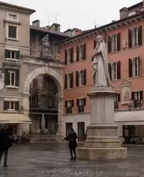 Памятник Данте Алигьери в Вероне