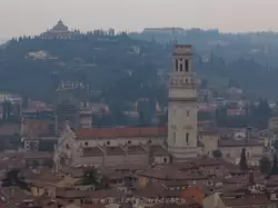 Вид на Кафедральный собор Вероны с башни Ламберти