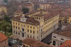 Здание Почтамта в Вероне — вид с башни Ламберти