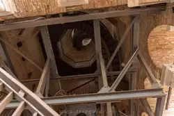 Винтовая лестница в башне Ламберти — туда уже не пускают туристов