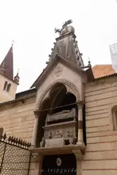 Гробница Кан Гранде I делла Скала — правил Вероной с 1311 по 1329. Арка с гробницей устроена над входом в церковь Санта-Мария-Антика