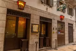 Ресторан «Antica Bottega del Vino» — один из самых старых винных ресторанов, открытый в 1890 г., посетителями были Сильвио Берлускони, королева Нидерландов Беатрикс и другие знаменитости