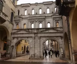 Ворота Порта-Борсари в Вероне