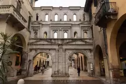 Ворота Порта-Борсари возведены около 1 века, отреставрированы в 265 году при императоре Галлиене