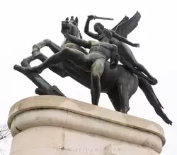 Скульптурные композиции на мосту Победы в Вероне