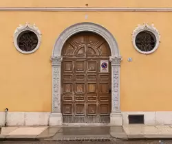 Дворец Гобетти — вход украшают витые колонны и круглые окна по бокам 