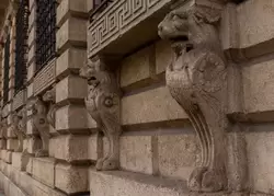 Дворец Бевилаква — грифоны в оформлении окон