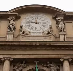 Дворец Порталупи — часы стерегут волки — геральдический символ рода Порталупи