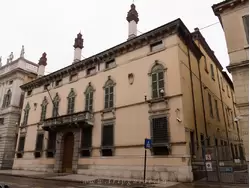 Дворец Музелли-Помпеи построен в 17-м веке, сдержанный фасад украшает только портал с имитацией неотёсанного камня (руст) и два герба по бокам второго этажа