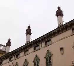 Дворец Музелли-Помпеи — три башенки придают постройке нотку готического стиля