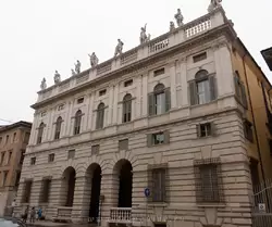 Дворец Каносса в Вероне построен для потомков графини Матильды Тосканской