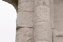 Арка Гавиев — сохранившийся орнамент на каменных блоках