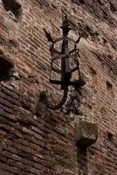 Средневековый светильник-подставка для факела в Кастельвеккьо