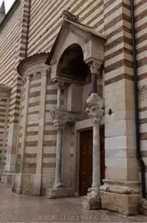 Боковой вход в Кафедральный собор Вероны