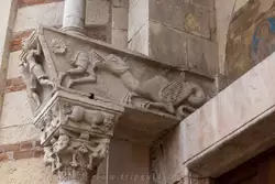 Занятные барельефы у бокового входа в Кафедральный собор Вероны