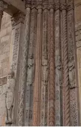 Витые колонны центрального портала