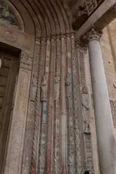 Витые колонны центрального портала Кафедрального собора Вероны