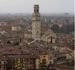 Кафедральный собор Вероны — фото с смотровой площадки у замка Сан Пьетро во время дождя