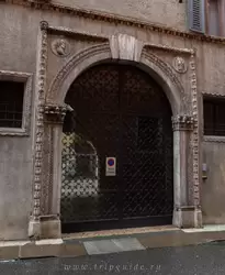 Шикарный дом на улице Francesco Emilei в Вероне