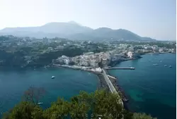 Вид на остров Искья со смотровой площадки