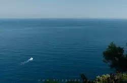 Вид в сторону Капри — в дымке видны очертания острова