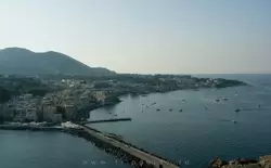 Вид на Искья Порто со смотровой площадки