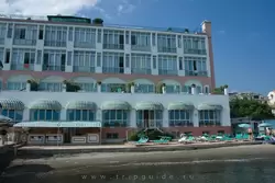 Фасад отеля с моря
