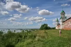 Берег озера Неро и Спасо-Яковлевский монастырь