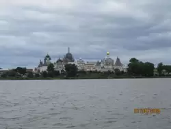Вид на Ростовский кремль с озера Неро