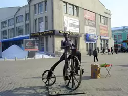 Памятник изобретателю велосипеда Артамонову в Екатеринбурге