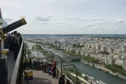 Вид со второго уровня Эйфелевой башни на реку Сену