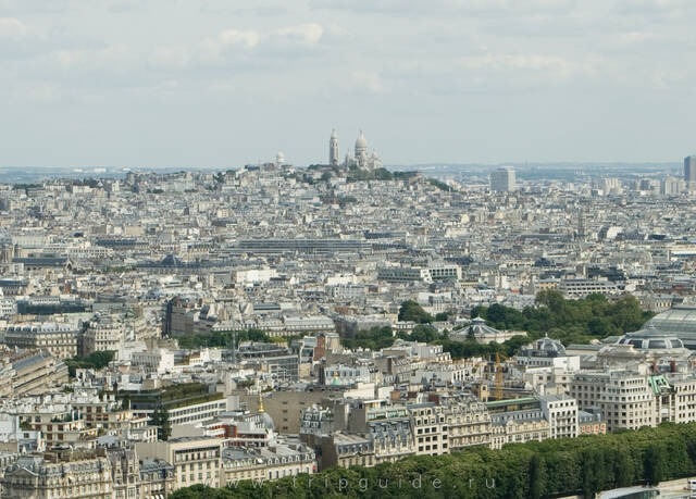 Вид на Монмартр с Эйфелевой башни