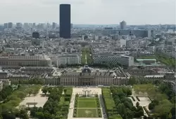 Военная школа и башни Монпарнас — вид с Эйфелевой башни