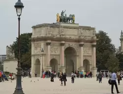 Триумфальная арка Каррузель в Париже рядом с парком Тюильри